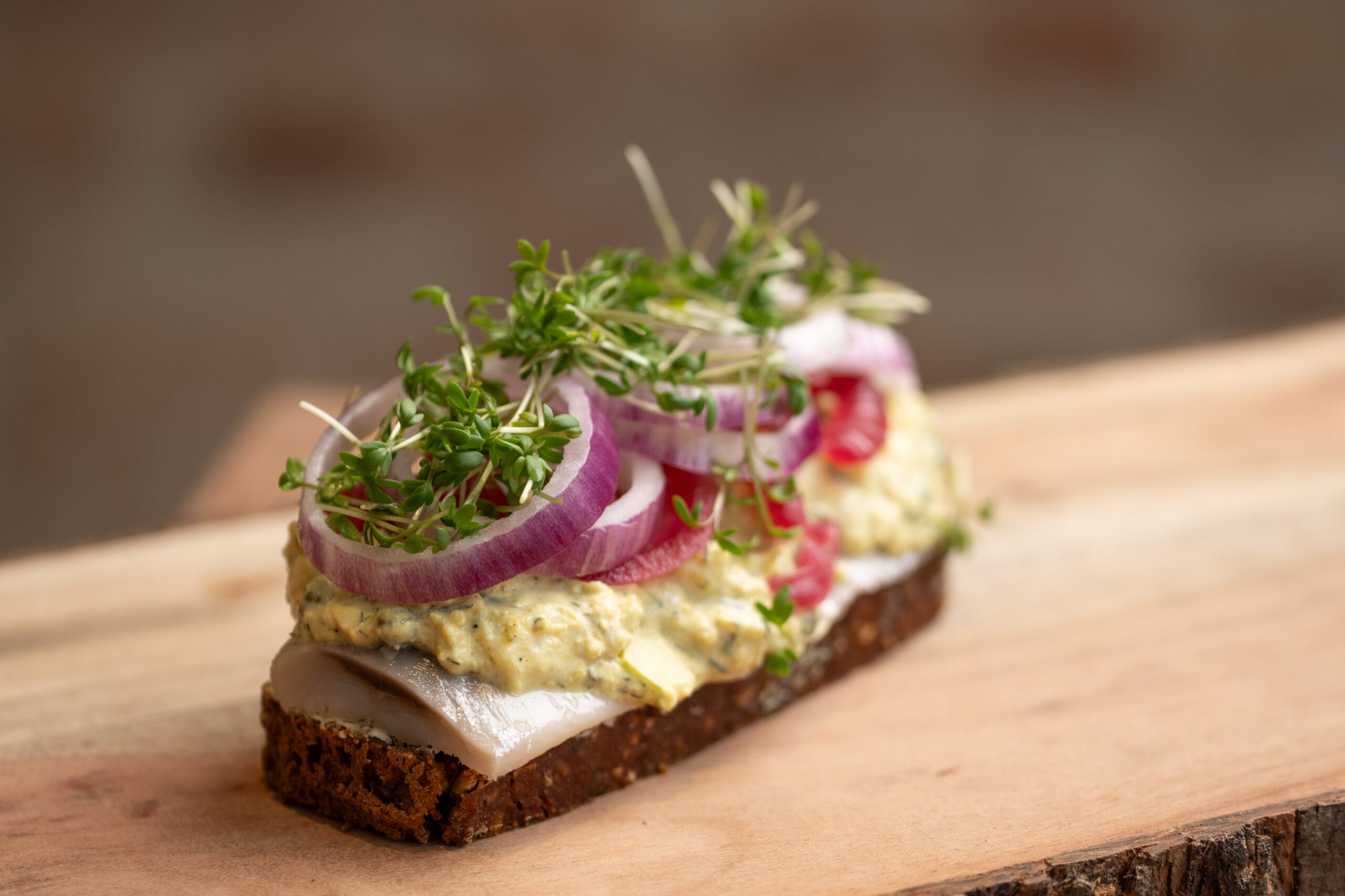 Smørrebrød med æggesalat, rødløg og karse