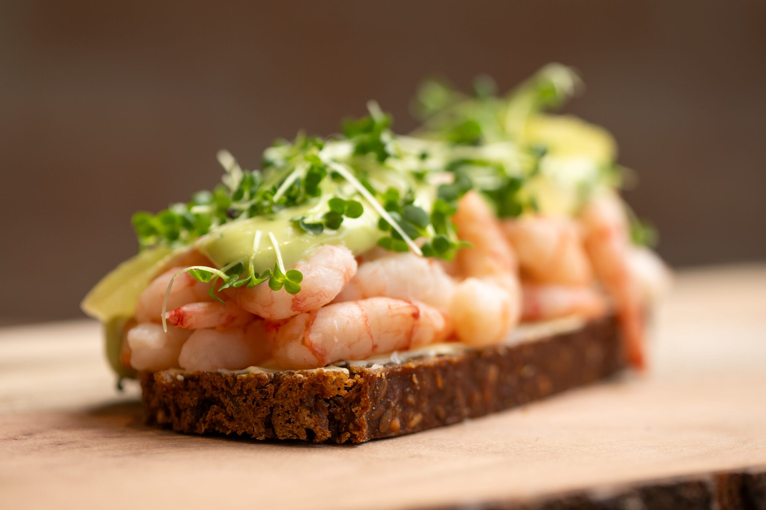 Rejemad med avocado og spirer på rugbrød