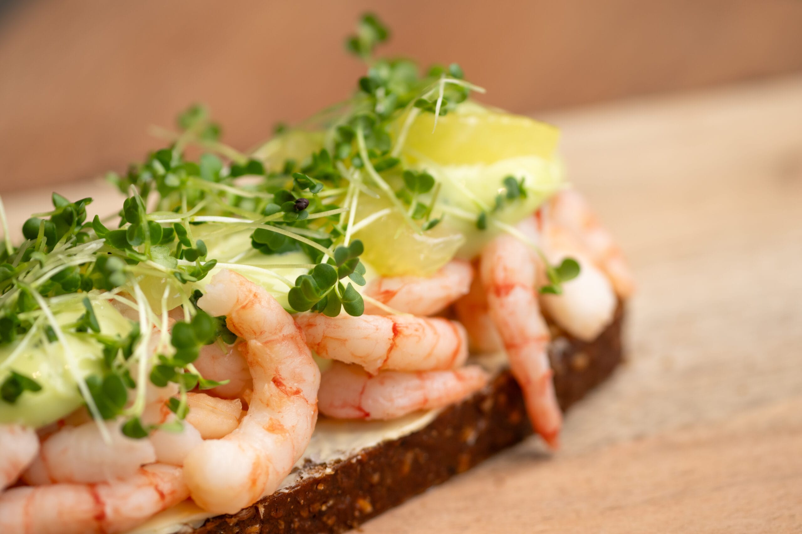 Smørrebrød med rejer, avocado og karse