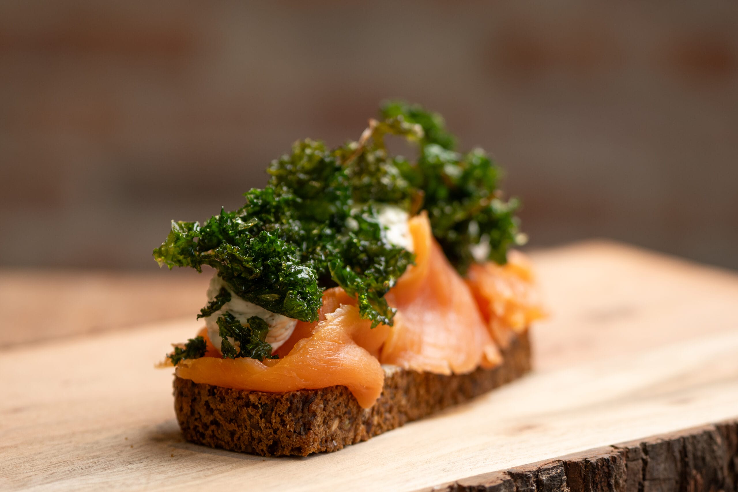 Rugbrød med røget laks og sprød grønkål