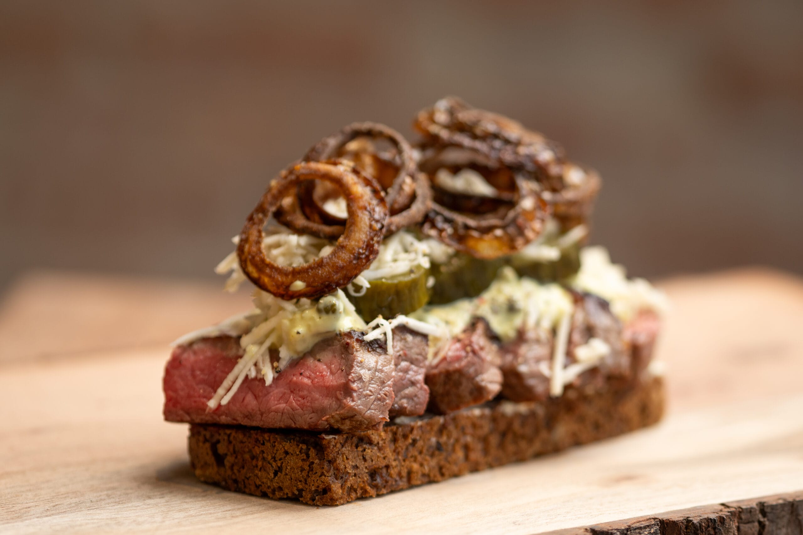Smørrebrød med roastbeef, remoulade og sprøde løg