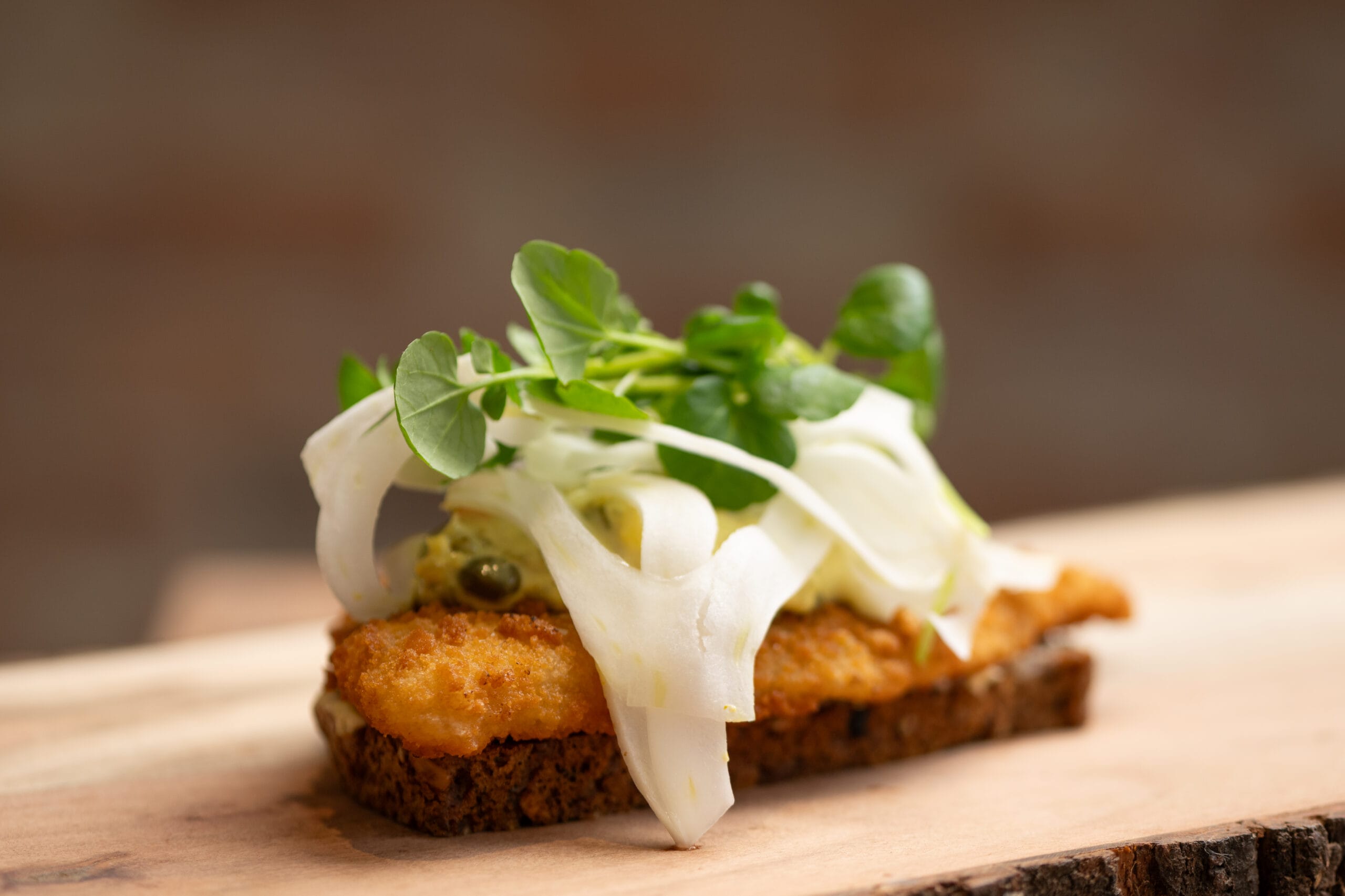 Smørrebrød med fiskefilet, fennikel og karse