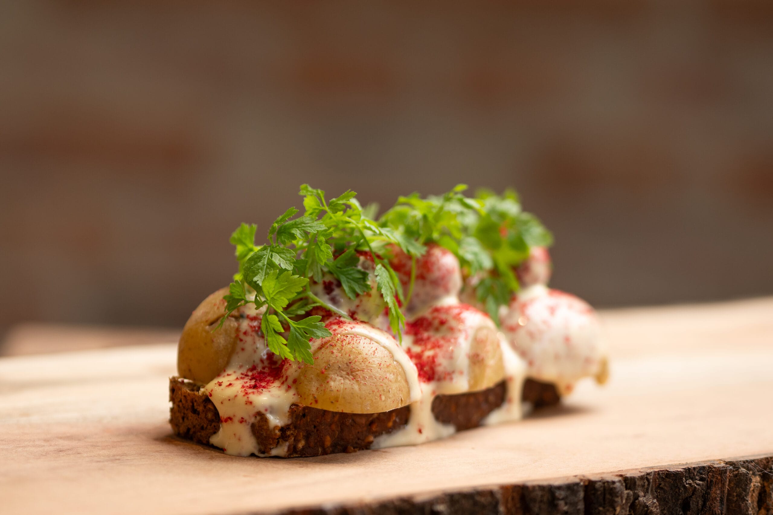 Smørrebrød med kartofler, sauce og persille