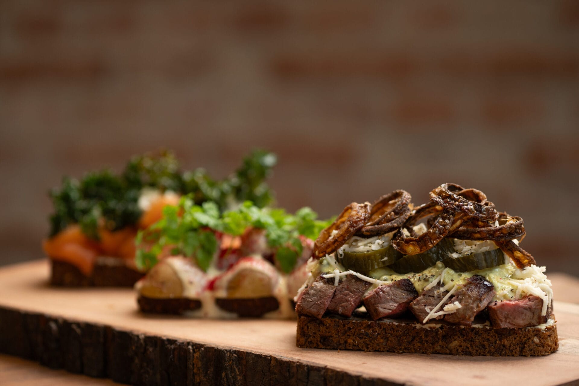 Smørrebrød med oksekød, pickles og sprøde løg