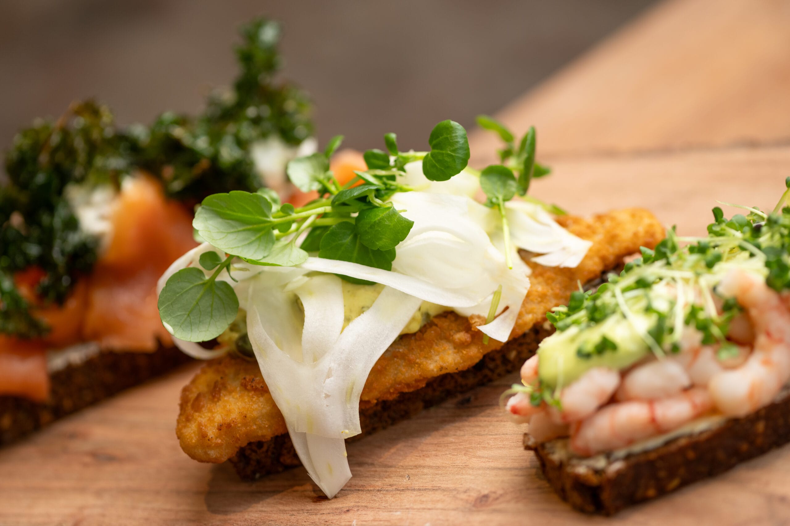 Smørrebrød med fiskefilet, rejer og laks