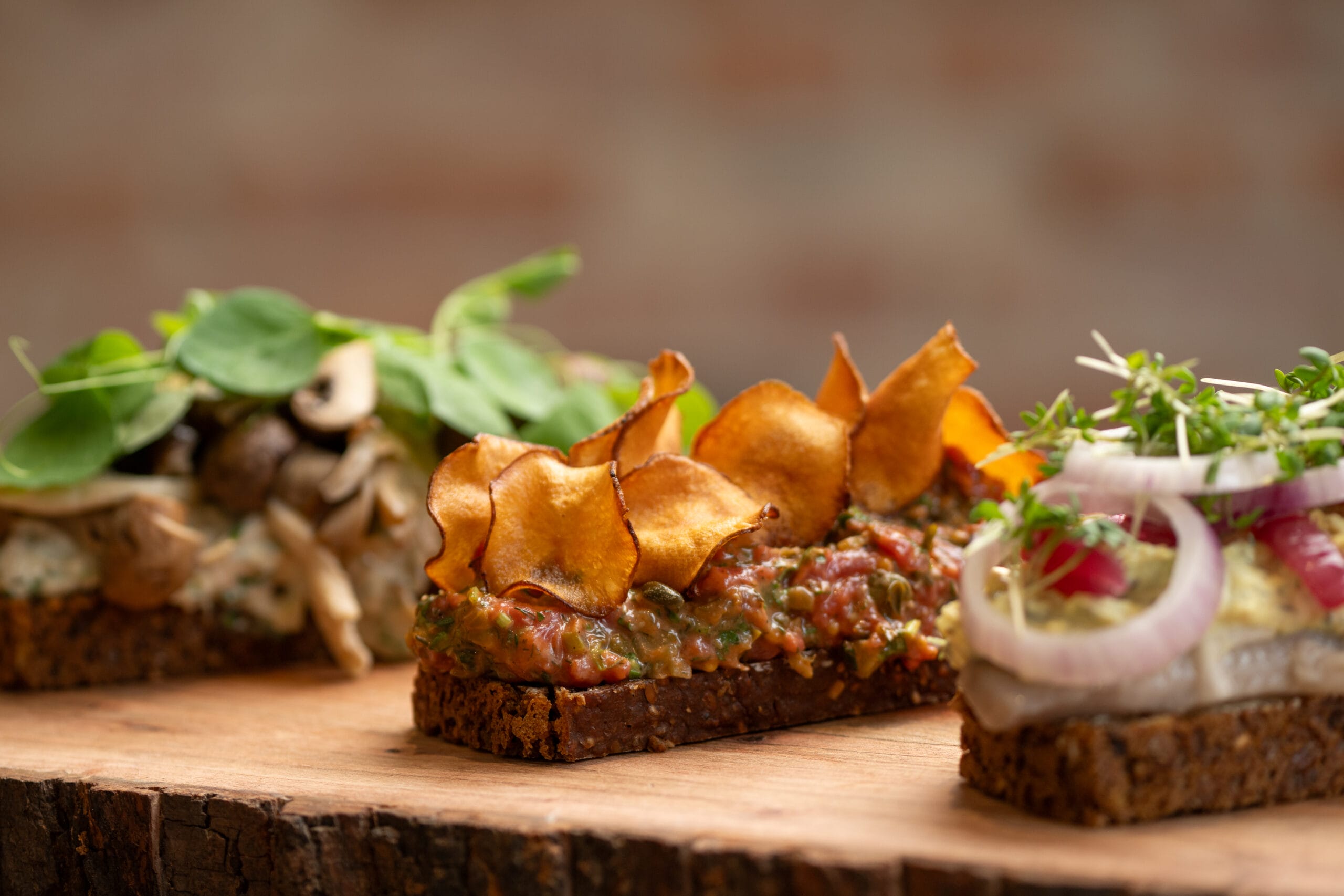 Tre stykker smørrebrød med varieret pålæg